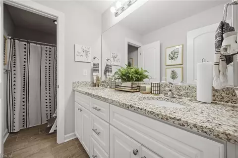 Bath - 916 Mason St, Hampton, VA 23669 photo 1 of 1