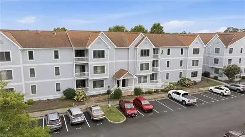 2 Harbor Watch Dr #718, Chesapeake, VA 23320