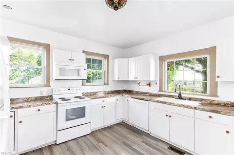 Kitchen - 2720 Rolfe Hwy, Dendron, VA 23839 photo 3 of 4