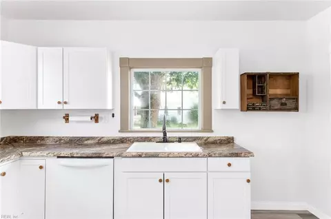 Kitchen - 2720 Rolfe Hwy, Dendron, VA 23839 photo 2 of 4