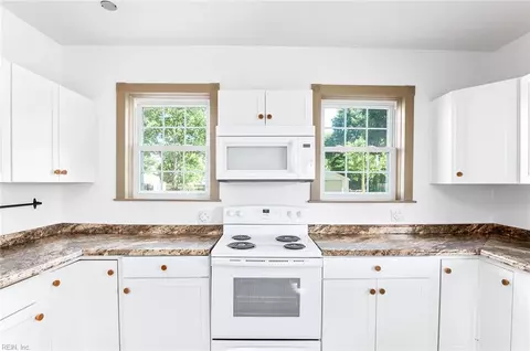Kitchen - 2720 Rolfe Hwy, Dendron, VA 23839 photo 4 of 4