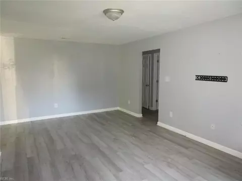 Living - 4 Roy Ct, Hampton, VA 23666 photo 1 of 2