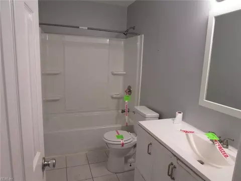 Bath - 4 Roy Ct, Hampton, VA 23666 photo 1 of 2