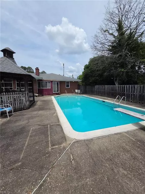 Exterior - 108 Stonehurst Rd, Hampton, VA 23669 photo 14 of 16