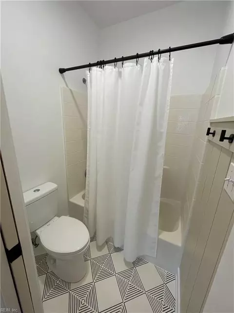 Bath - 600 Windmill Pt, Chesapeake, VA 23322 photo 2 of 3