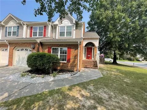 600 Windmill Pt, Chesapeake, VA 23322