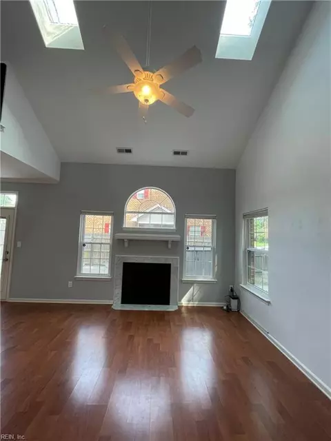 Living - 600 Windmill Pt, Chesapeake, VA 23322 photo 3 of 3