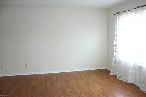 Living - 54 Locksley Dr, Hampton, VA 23666 photo 2 of 7