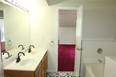 Bath - 54 Locksley Dr, Hampton, VA 23666 photo 3 of 4