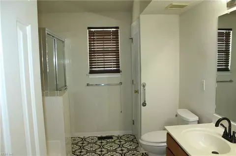 Bath - 54 Locksley Dr, Hampton, VA 23666 photo 2 of 4