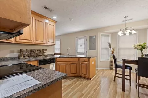 324 W Queen St, Hampton, VA 23669 photo 2