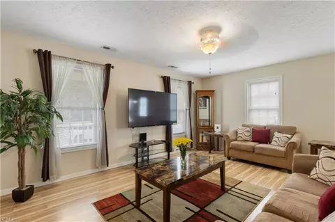 324 W Queen St, Hampton, VA 23669 photo 3