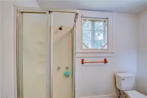 Bath - 2015 N Mallory St, Hampton, VA 23664 photo 3 of 4