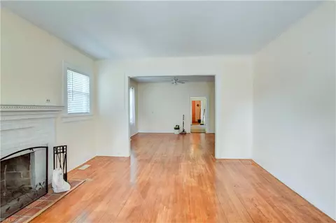 Living - 2015 N Mallory St, Hampton, VA 23664 photo 2 of 5