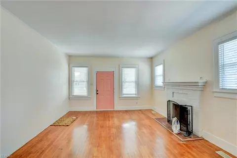 Living - 2015 N Mallory St, Hampton, VA 23664 photo 4 of 5