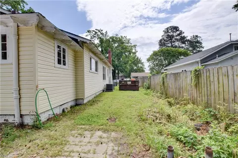 Exterior - 2015 N Mallory St, Hampton, VA 23664 photo 6 of 8
