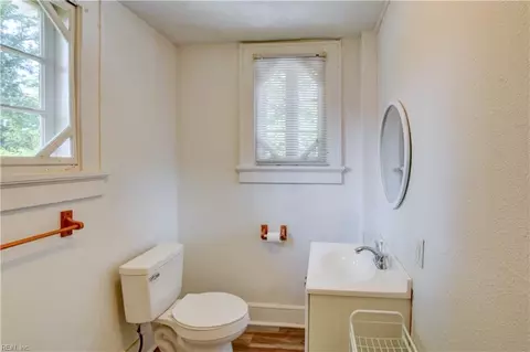 Bath - 2015 N Mallory St, Hampton, VA 23664 photo 4 of 4