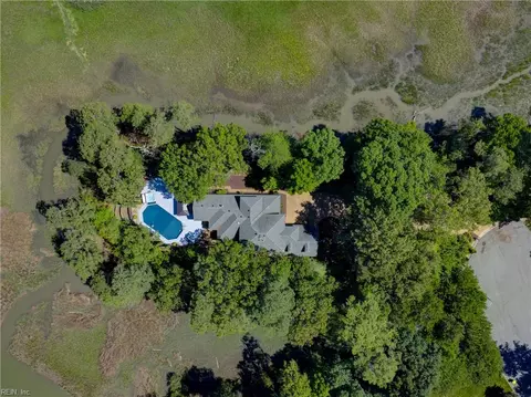 208 Mariners Cir, Smithfield, VA 23430