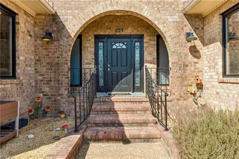 221 Woodburn Dr, Hampton, VA 23664