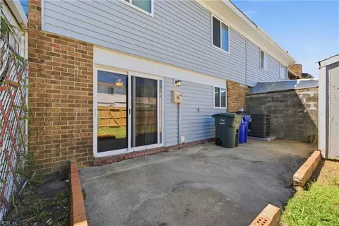 Exterior - 1006 Bowe Pl, Norfolk, VA 23504 photo 5 of 8