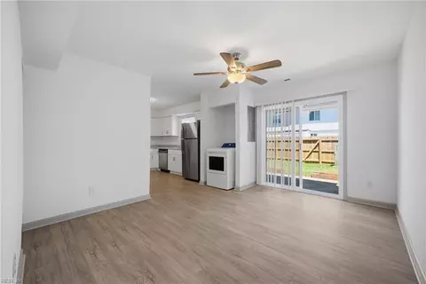 Living - 1006 Bowe Pl, Norfolk, VA 23504 photo 3 of 4