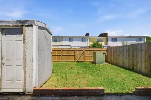 Exterior - 1006 Bowe Pl, Norfolk, VA 23504 photo 8 of 8