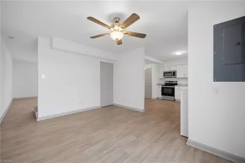 Living - 1006 Bowe Pl, Norfolk, VA 23504 photo 4 of 4