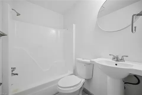 Bath - 1006 Bowe Pl, Norfolk, VA 23504 photo 1 of 2