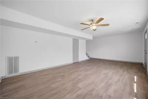 Living - 1006 Bowe Pl, Norfolk, VA 23504 photo 2 of 4