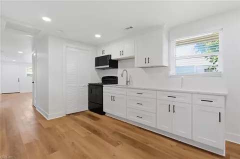 Entry Way - 26 Bernard Ave, Hampton, VA 23669 photo 5 of 6