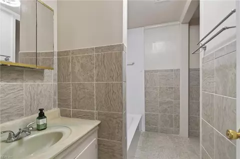 Bath - 4709 Threechopt Rd, Hampton, VA 23666 photo 3 of 4