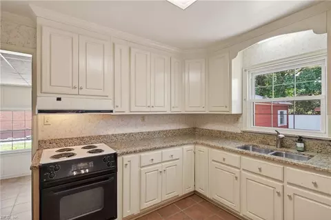 Kitchen - 4709 Threechopt Rd, Hampton, VA 23666 photo 4 of 4