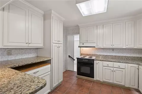 Kitchen - 4709 Threechopt Rd, Hampton, VA 23666 photo 2 of 4