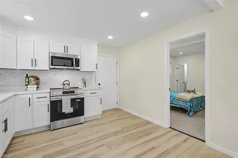 Entry Way - 54 Cavalier Rd, Hampton, VA 23669 photo 1 of 3