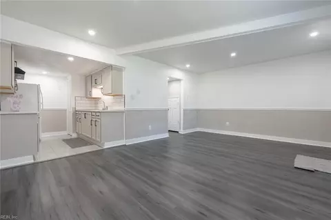 Living - 4032 Sloop Trl, Chesapeake, VA 23321 photo 6 of 10
