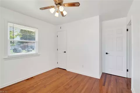 Bedroom - 25 Berkley Dr, Hampton, VA 23663 photo 7 of 10