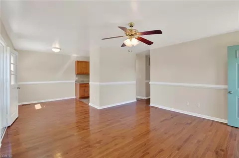 Living - 25 Berkley Dr, Hampton, VA 23663 photo 2 of 4