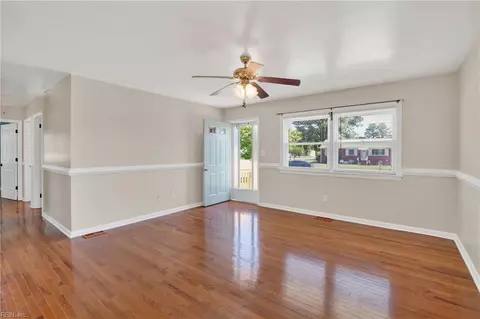 Living - 25 Berkley Dr, Hampton, VA 23663 photo 3 of 4