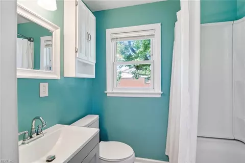 Bath - 25 Berkley Dr, Hampton, VA 23663 photo 1 of 2