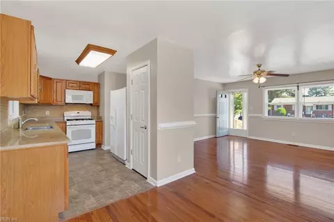 Living - 25 Berkley Dr, Hampton, VA 23663 photo 4 of 4
