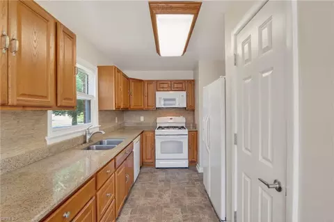 Kitchen - 25 Berkley Dr, Hampton, VA 23663 photo 1 of 2
