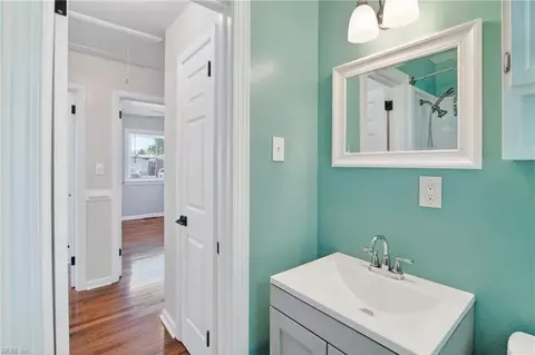 Bath - 25 Berkley Dr, Hampton, VA 23663 photo 2 of 2
