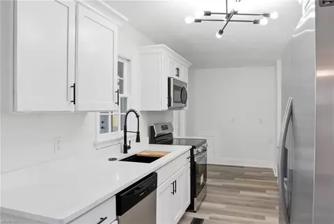 2 Park Manor Rd, Portsmouth, VA 23701