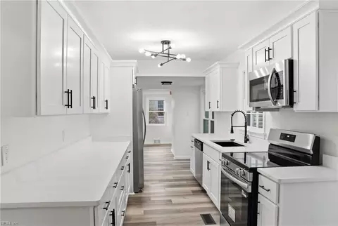 2 Park Manor Rd, Portsmouth, VA 23701