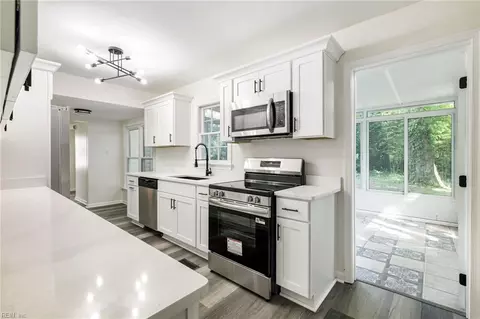 2 Park Manor Rd, Portsmouth, VA 23701