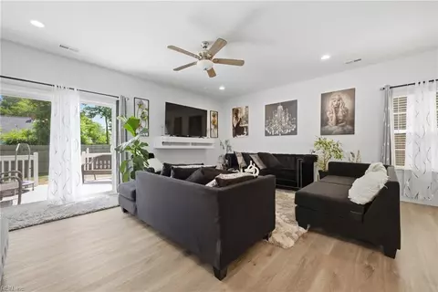 Living - 612 Smith St, Hampton, VA 23661 photo 1 of 1