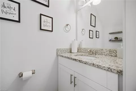Bath - 612 Smith St, Hampton, VA 23661 photo 1 of 3
