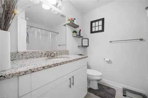Bath - 612 Smith St, Hampton, VA 23661 photo 2 of 3