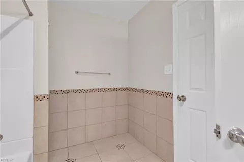 Bath - 1705 Shell Rd, Hampton, VA 23661 photo 4 of 5
