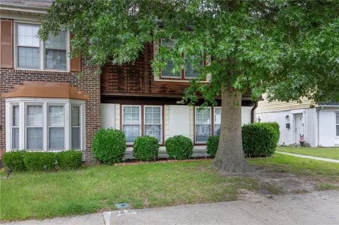 1328 Ruddy Oak Ct, Virginia Beach, VA 23453